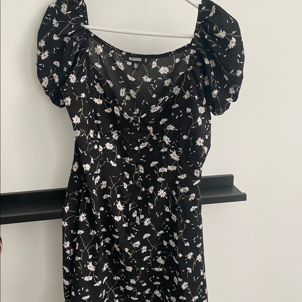 Missguided short sleeve floral dress - Picture 2 of 4